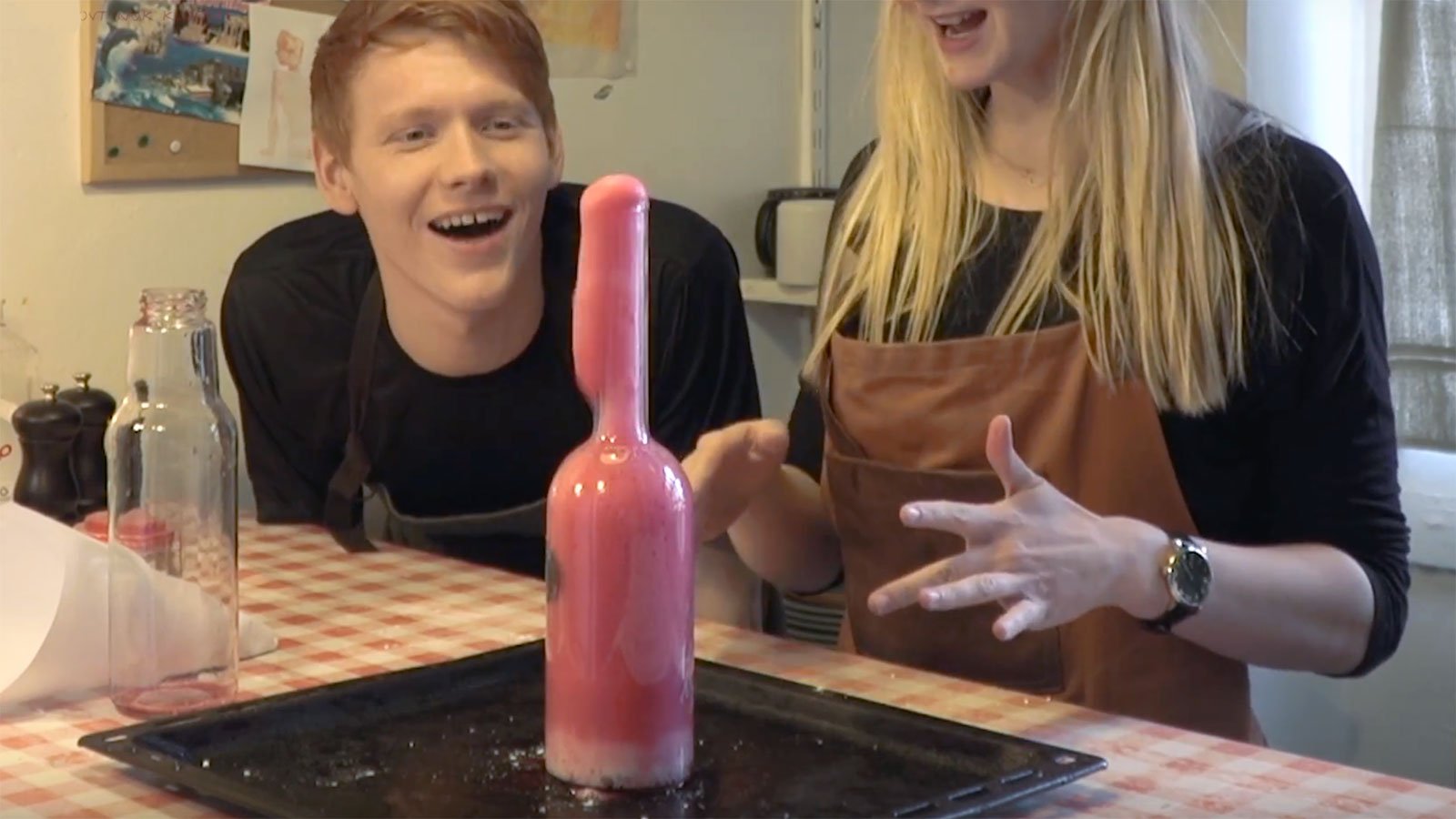 Her viser Marie og Nicolai, hvordan man med ganske få ingredienser kan lave et forsøg med 'vulkanubrud' hjemme på køkkenbordet.