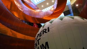 Varmluftballon i forhallen på Experimentarium
